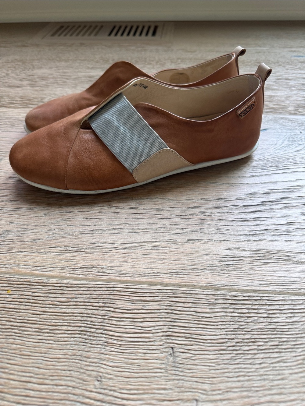 Pikolinos Tan Leather Slip-On Shoes | Size 38 / 7.5| Silver Elastic Strap